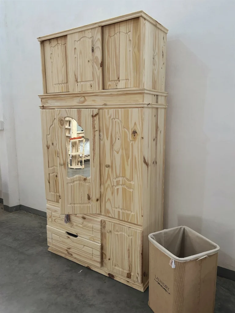 Durabilidad y estilo único en roperos de pino